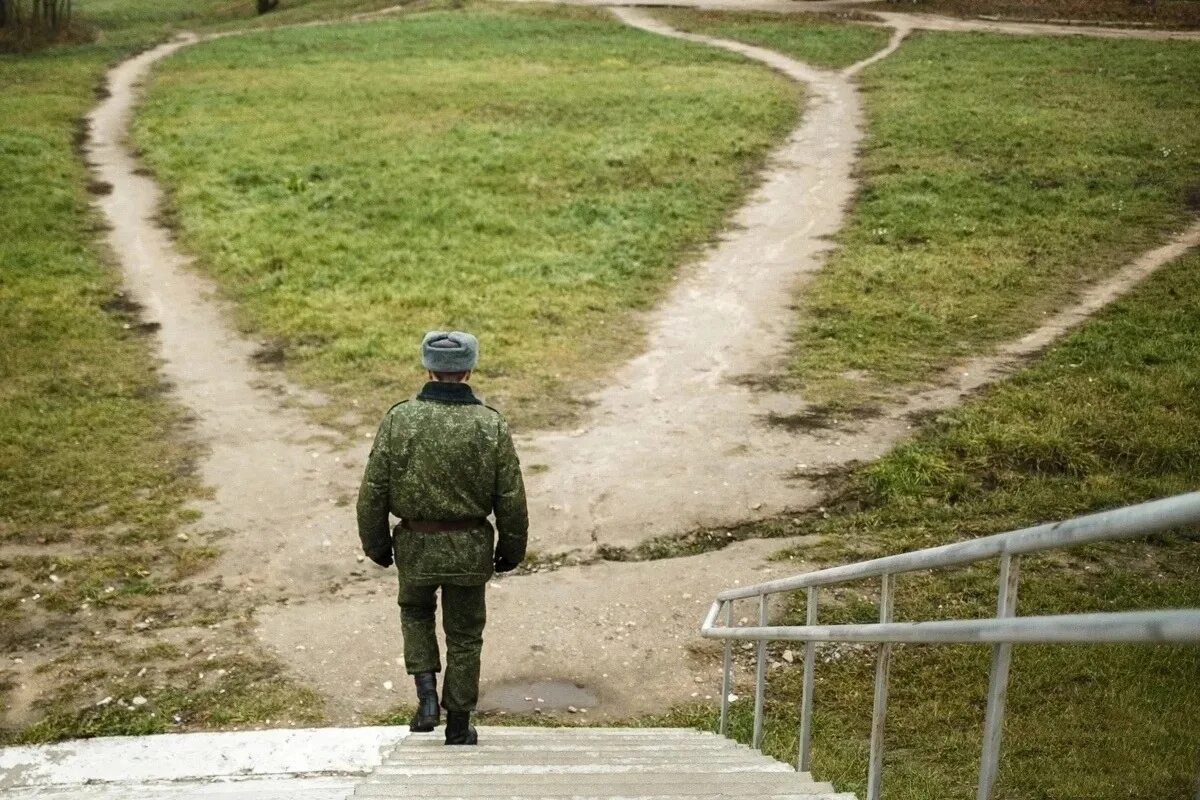 Сбежал из полка. Солдат на дороге. Солдат уходит. Солдат со спины. Шёл солдат....