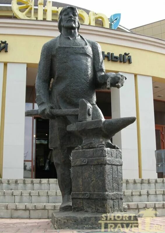 памятник павловскому кузнецу павлово. павловские кузнецы. памятник павловскому кузнецу павлово. кузнец памятник павлово на оке. павловские кузнецы.