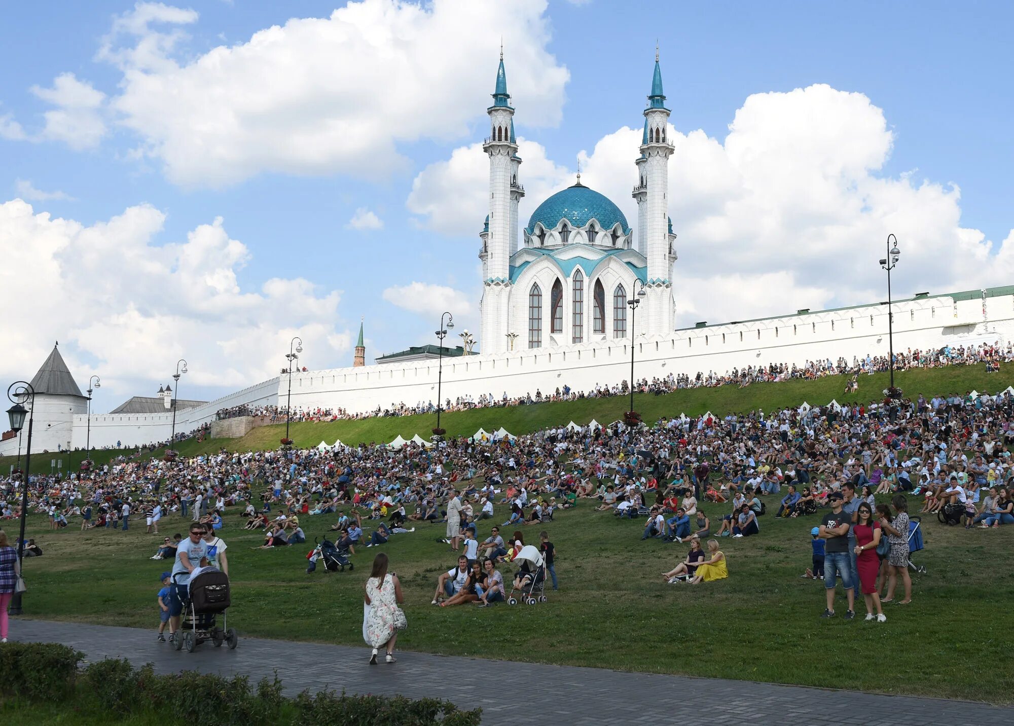 Казань город. Белый Кремль Казань. Казань туризм. Казань летом.