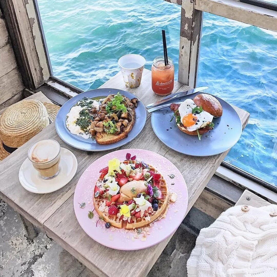 Красивый завтрак. Летний завтрак. Завтрак у моря. Завтрак с видом на море. Завтрак в летнем кафе