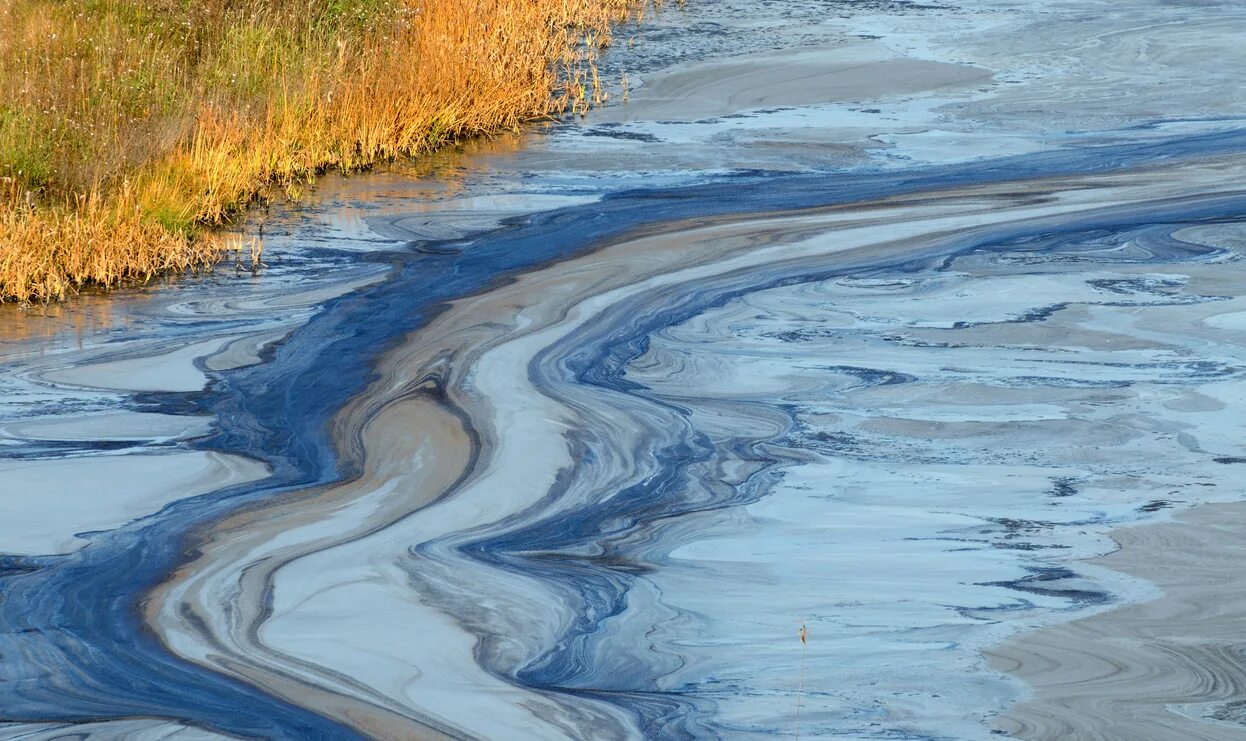 Разлив нефтепродуктов Северная Двина. Загрязнение воды. Загрязнение рек. Загрязнение водыng. Экология водных объектов