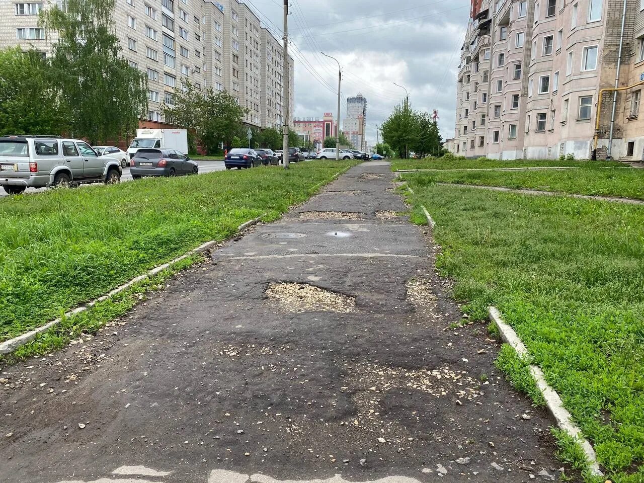 Что делать в центре города. Тротуар в городе. Разрушение пешеходных дорожек. Грязные улицы города Кирова. Разрушение тротуаров, пешеходных дорожек.