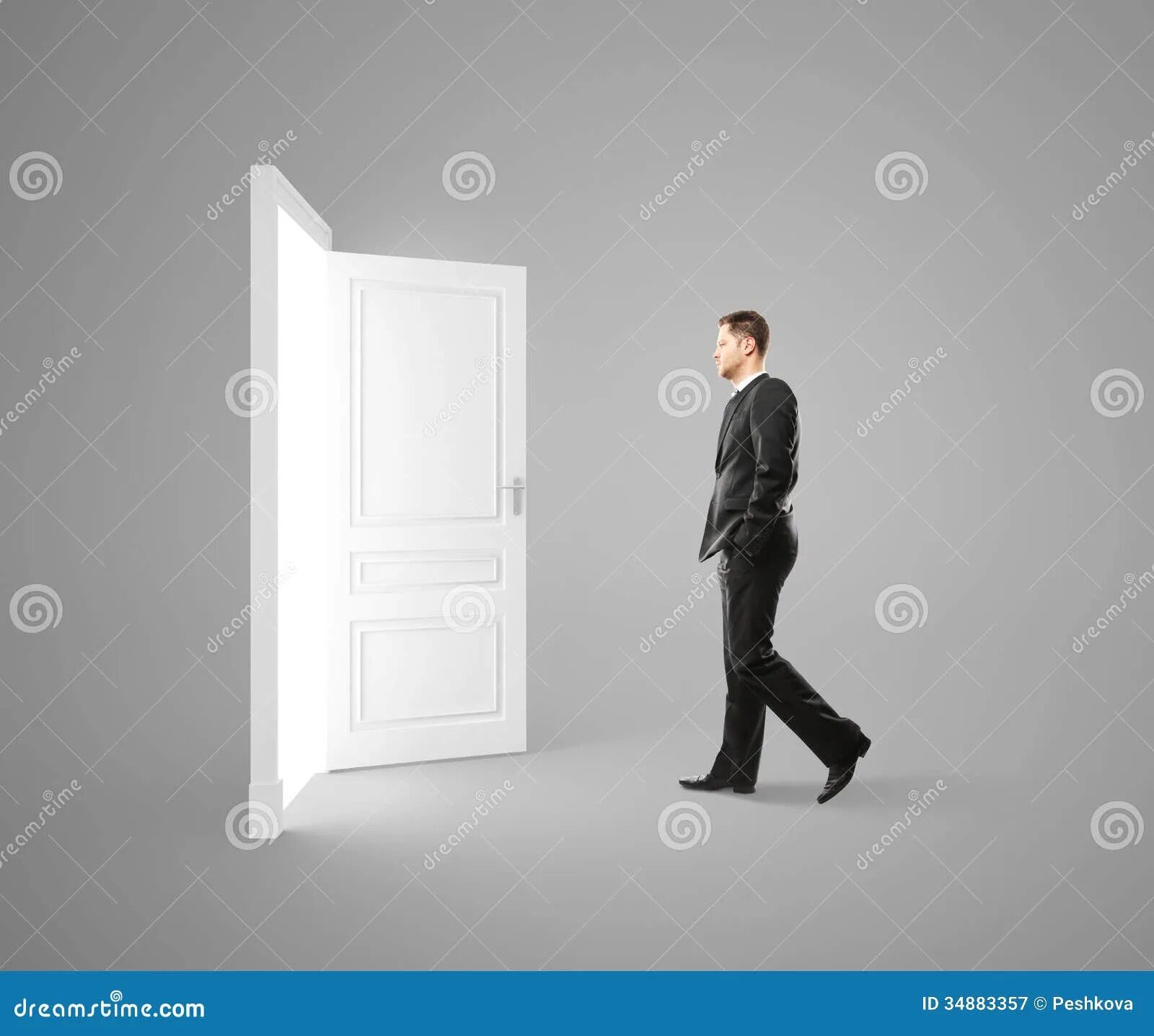 Человек заходит в дверь. Человек входит в дверь. Человек входит. Человек перед дверью. Человек у двери.