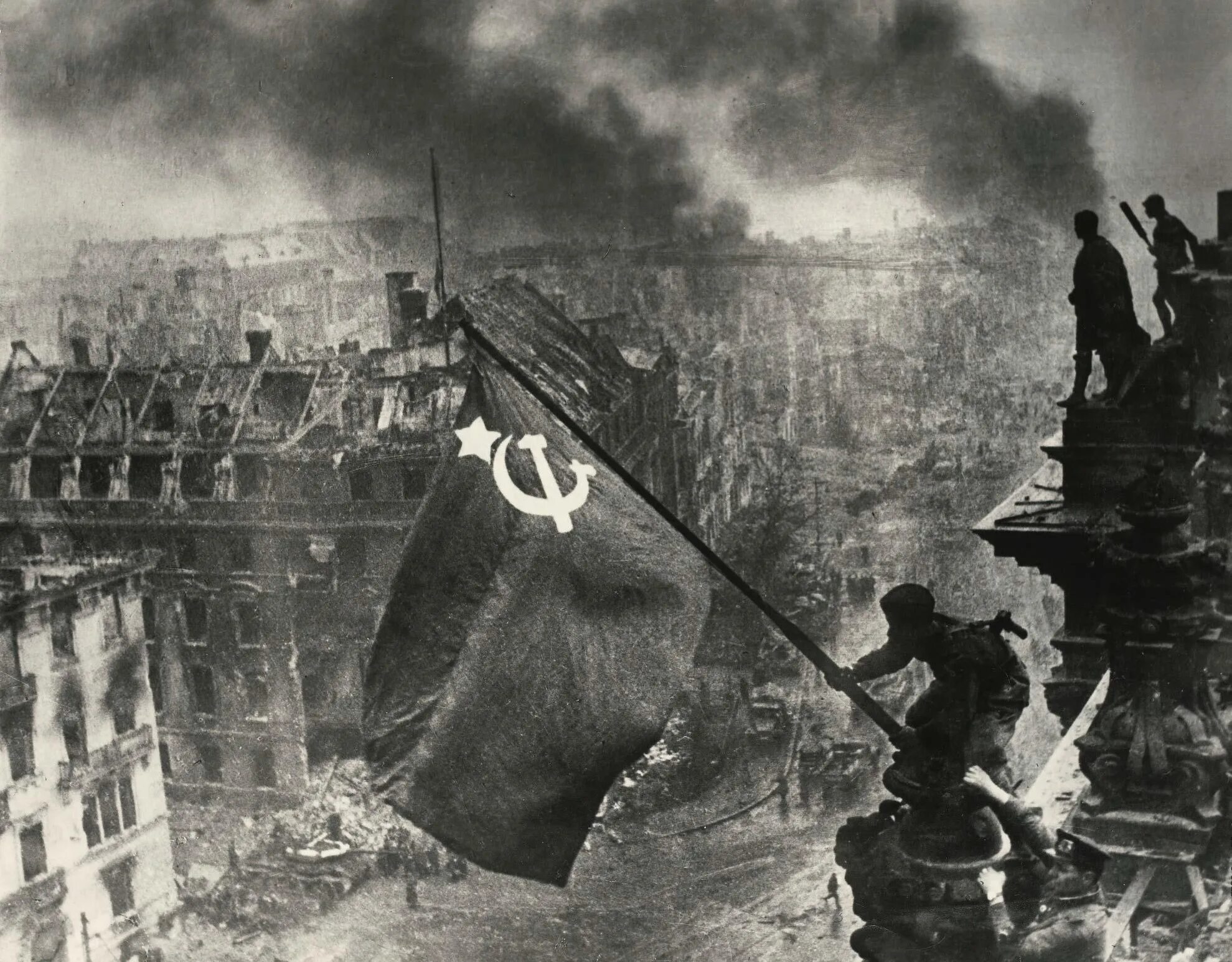 Знамя Победы в Берлине 1945. С днем Победы флаг над Рейхстагом в 1945. Берлин 1945 красное Знамя.