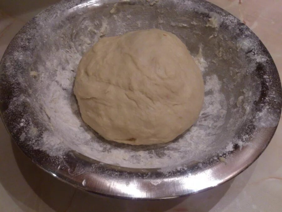 Какое тесто должно. Домашнее тесто. Тесто в форме круга. Консистенция дрожжевого теста. Тесто для пиццы на кефире с дрожжами сырыми.