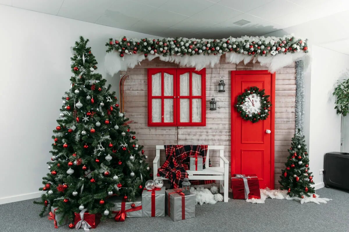 украшение помещений благодаря которому ваш дом. украсить дом к новому году. интерьер цветочного магазина. рождественский декор помещения. классический новый год декорации.