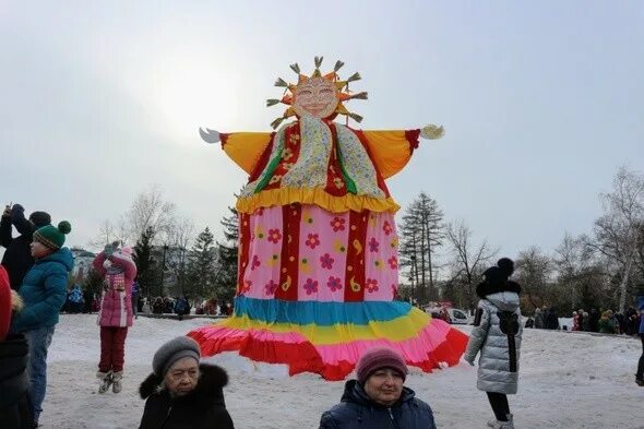 Гигантская Масленица. Чучело Масленицы в Омске. Город Омск Масленица. Украшение зала на Масленицу. Проводы зимы в омске