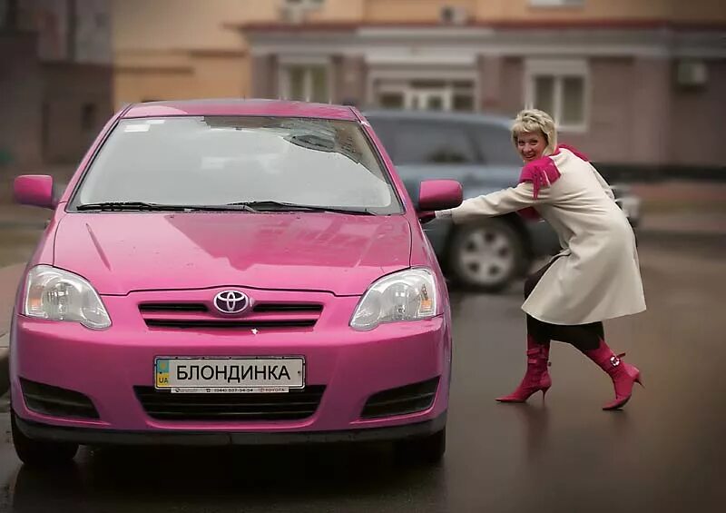 Розовая машина. Розовая машина в городе. Новая машина розовая. Розовые машины для девушек.