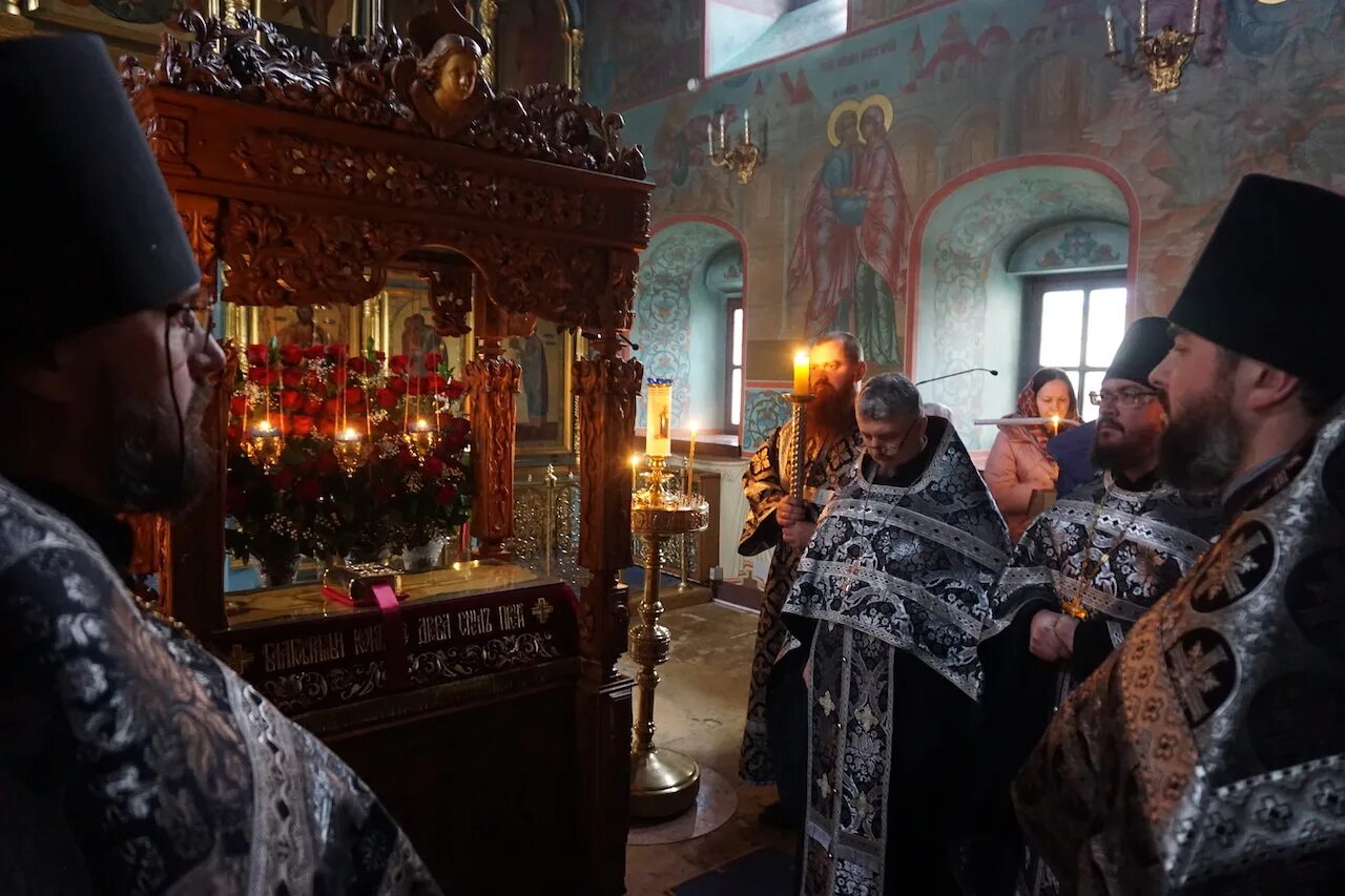 Вечерняя служба в церкви в храме в Кудрово. Вечерняя служба в деревне. Служба в храме Державной в белой Калитве на страстную седмицу 2023 года. Вечернее богослужение в первый день Великого после.