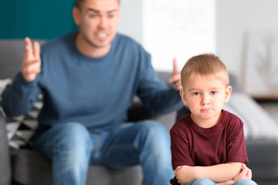 Отец кричит на ребенка. Father issues. Злой папа и дочь. Отец ругает сына. Папа сердится на сына.