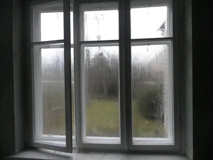 Запотевшее деревянное окно