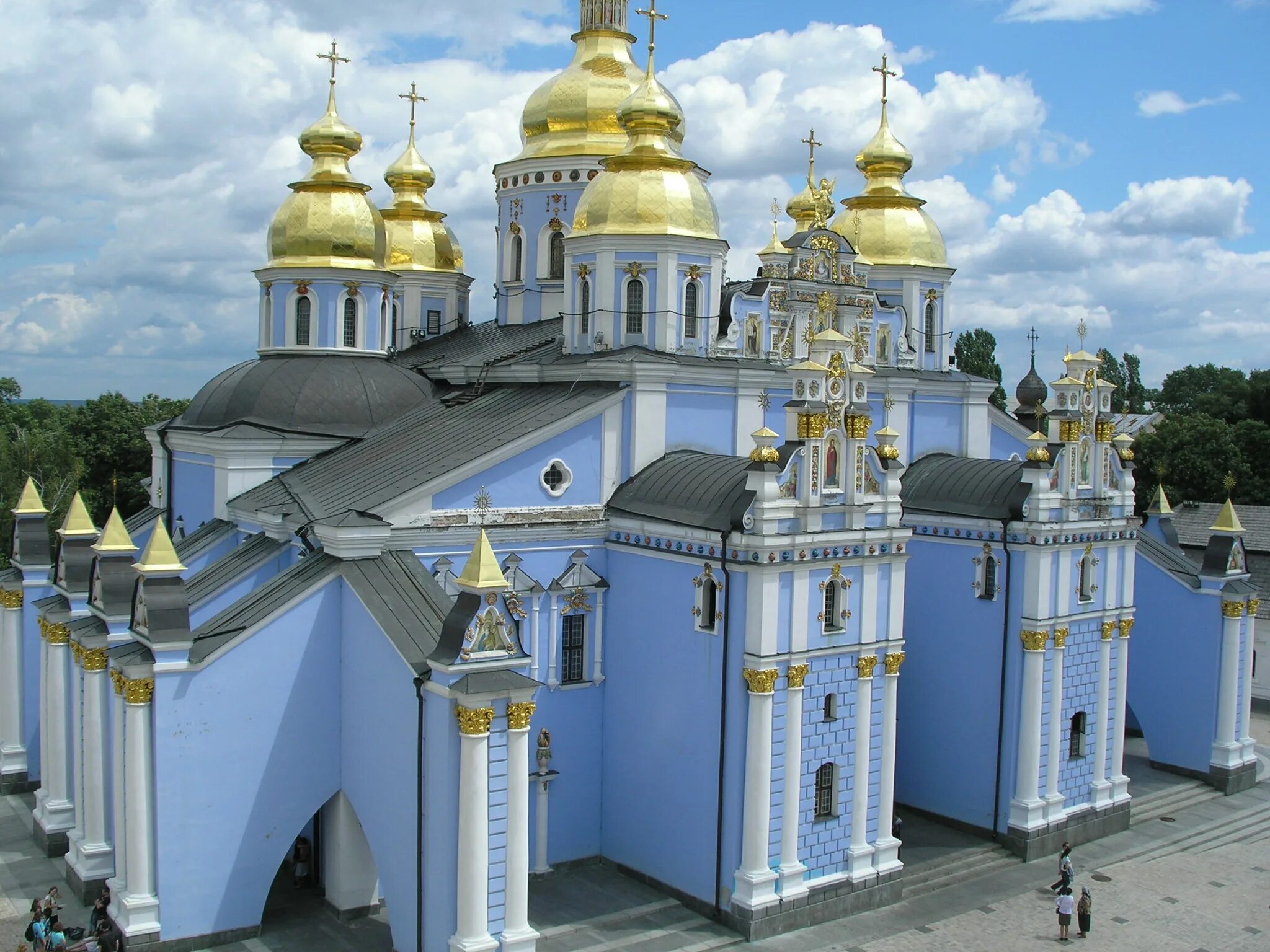 Из каких материалов строились храмы