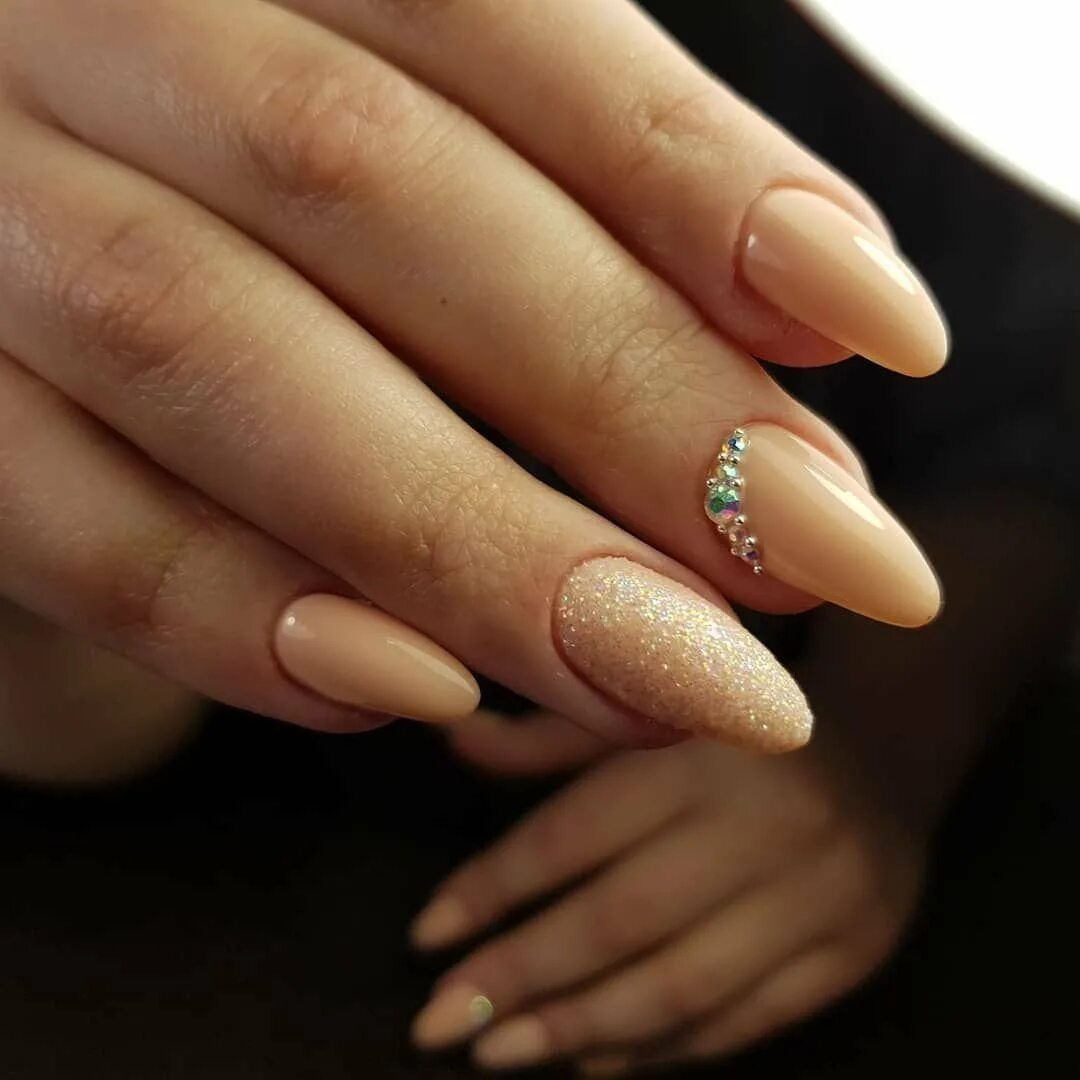 Летние ногти миндаль. Френч на миндалевидных ногтях 2022. Серебристый френч миндаль. Маникюр френч на миндаль форму ногтей. Ногти нюд 2021 миндаль.