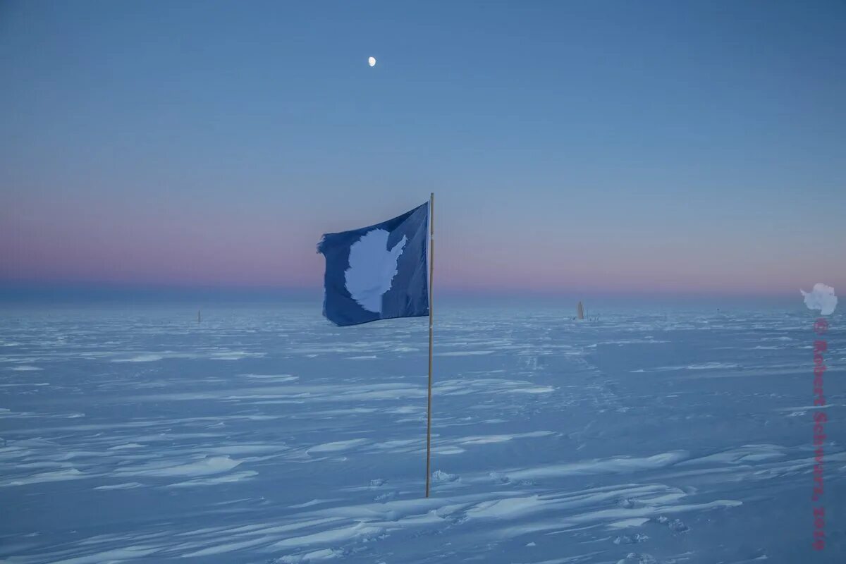 Акватория северного ледовитого океана. Северный полюс. Южный полюс антарктида. Подлодка хартворд во льдах арктики. Флаг южного полюса.