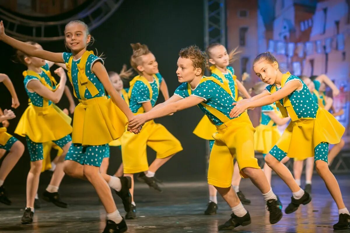 Костюмы для танцевальных коллективов. Костюм для эстрадного танца. Костюмы для эстрадных танцев для детей. Детский эстрадный коллектив