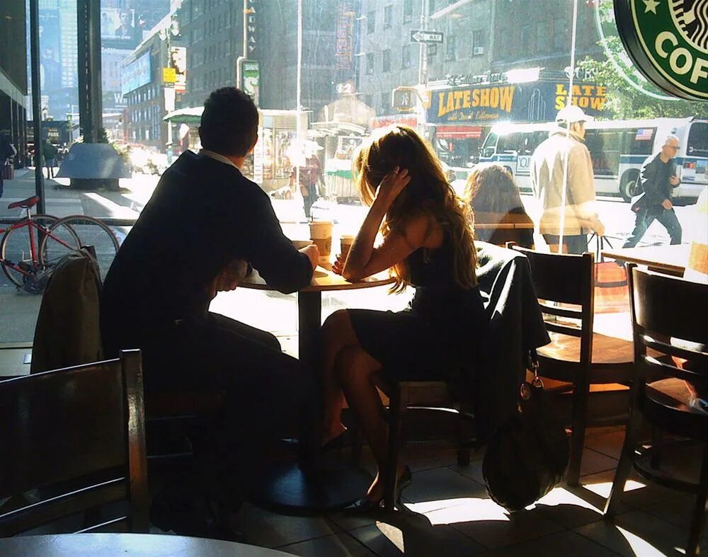 Занять место за столиком. Парень и девушка в кафе. Парень и девушка сидят в кафе. Девушка сидит в кафе. Девушка сидит на парне с кофе.