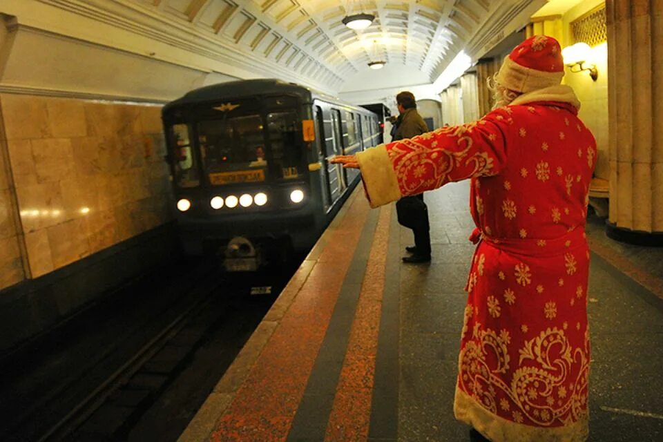 Метро будет работать. Метро новый год. метро спб в новогоднюю ночь. дед мороз в метро. новогодние поезда московского метро.