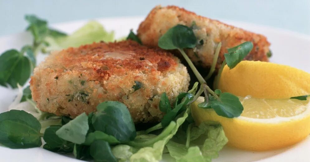 Рыба приготовленная. Блюда из рыбы. Стейк из трески. Треска аля буржуа. Треска в сливочном соусе.