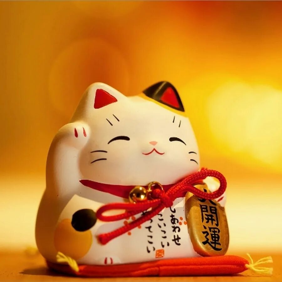 Кошка удачи манеки-неко. Кот с поднятой лапой манэки нэко. Манэки-нэко. Кошка удачи манеки-неко. Манэки нэко в японии.