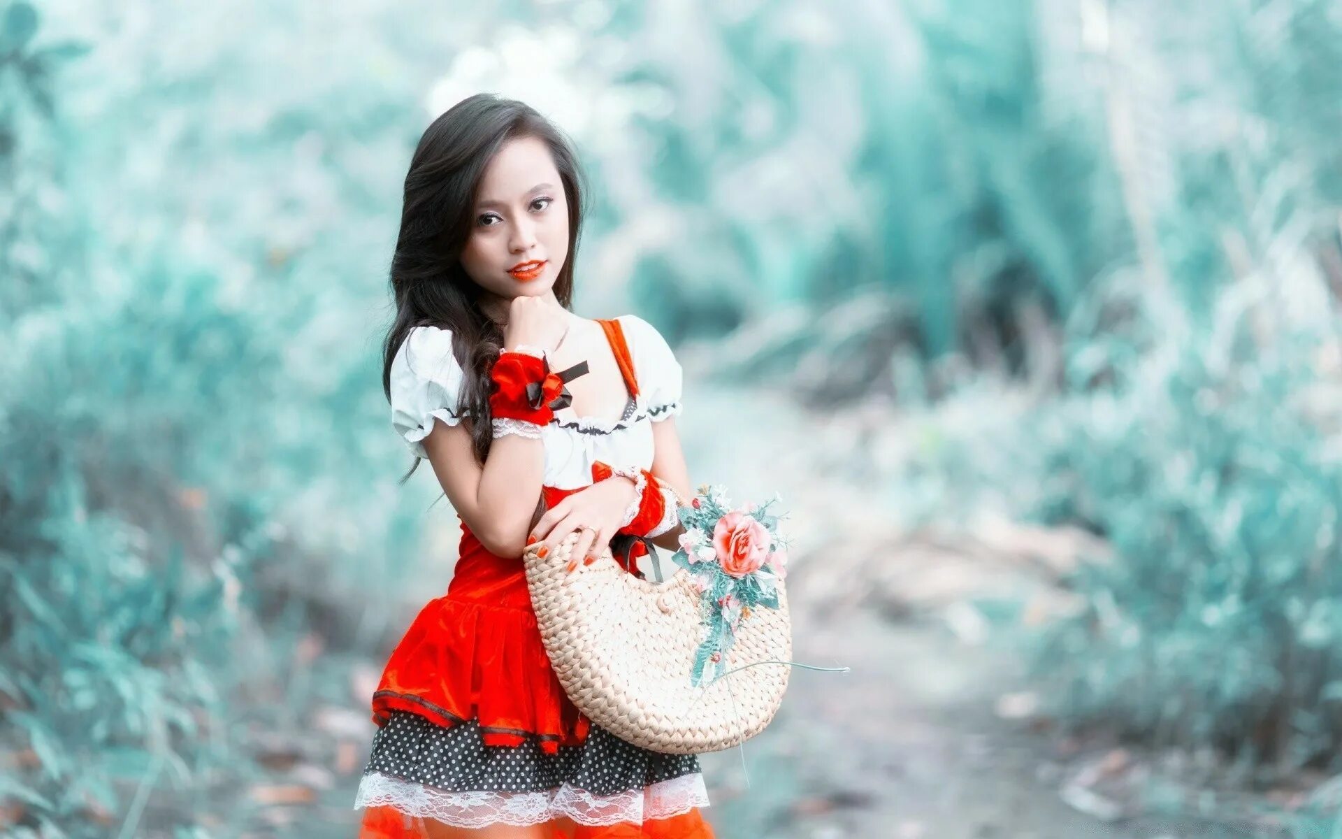 Сьюзан коффи осень. Селена гомес wallpaper. Селена гомес в 12 лет. Обои найти девочка. Селена гомес в кепке.