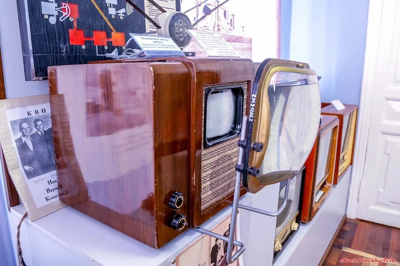 Первый Советский телевизор КВН-49. Телевизор КВН-49 С линзой. Советский телевизор КВН 49. Ламповый телевизор КВН 49.