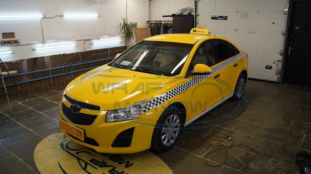 Шевроле круз желтый. Такси сити мобил 2022. Машина такси фольксваген поло. Такси обклеить машину. Картинка к сельскому дому подъехало такси.