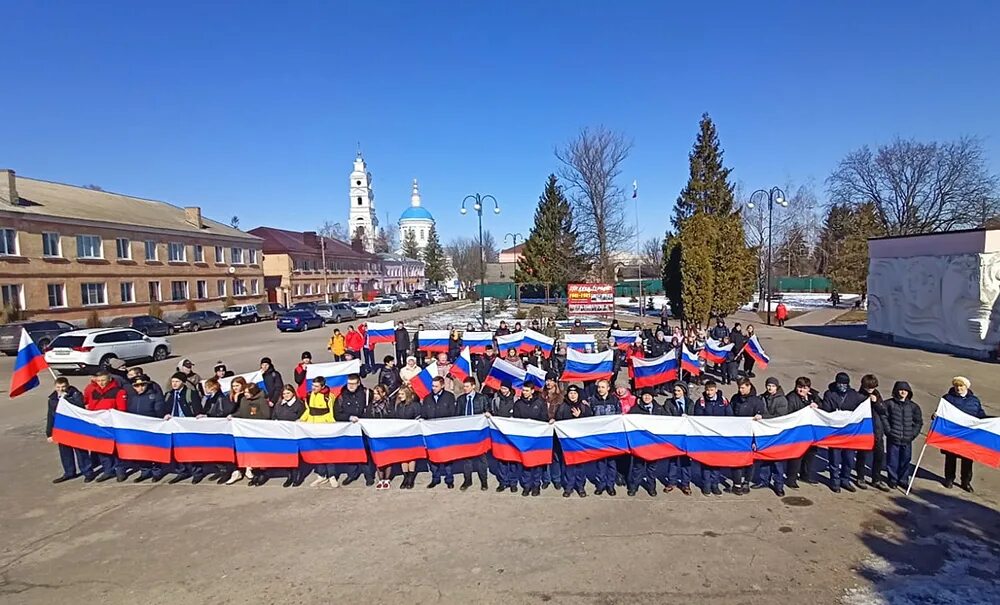 Рыльск брянск. Zа Россию. Площадь России. Крым и Россия вместе. Рыльск красная площадь.