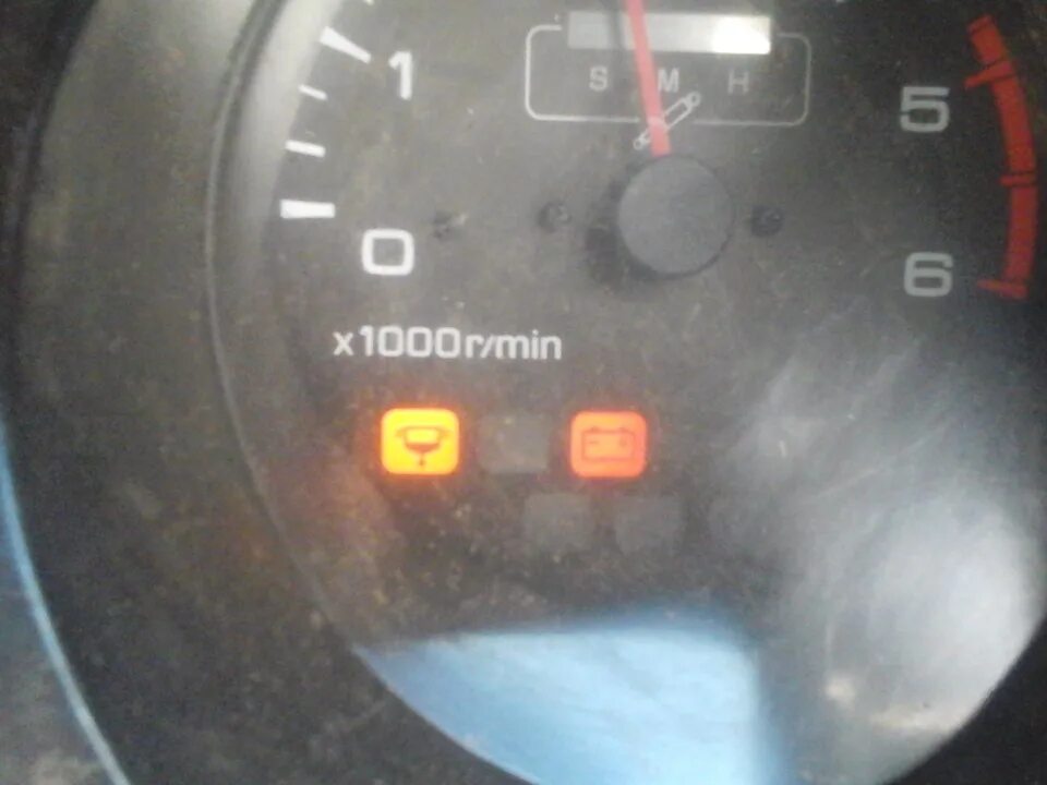 Красный значок аккумулятора на панели мтз 82. Желтая лампочка зарядки. Желтая лампочка зарядки. Реле регулятор для бурана перегорают лампочки. Желтая масленка surf 185.