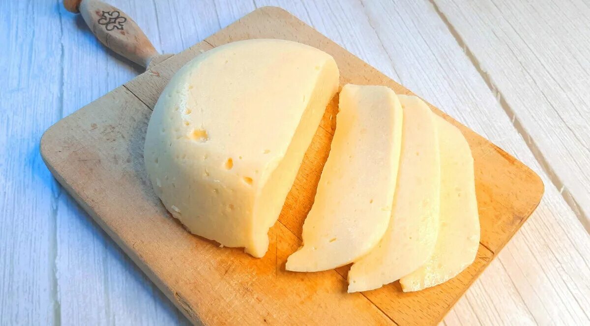 Сделать домашний сыр из творога рецепт. Сыр из творога. Домашний сыр из творога. Сыр домашний из творога на сковороде. Домашний сыр заготовка.