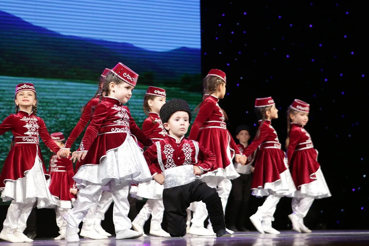 Татарские дети. Кавказские танцы дети. Крымско татарские танцы дети. Татарский танец дети. Крымский танец.