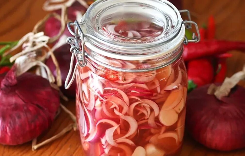 Красным луком на зиму. Маринованный красный лук. маринованный лук в банке. консервированный лук. консервация с луком.