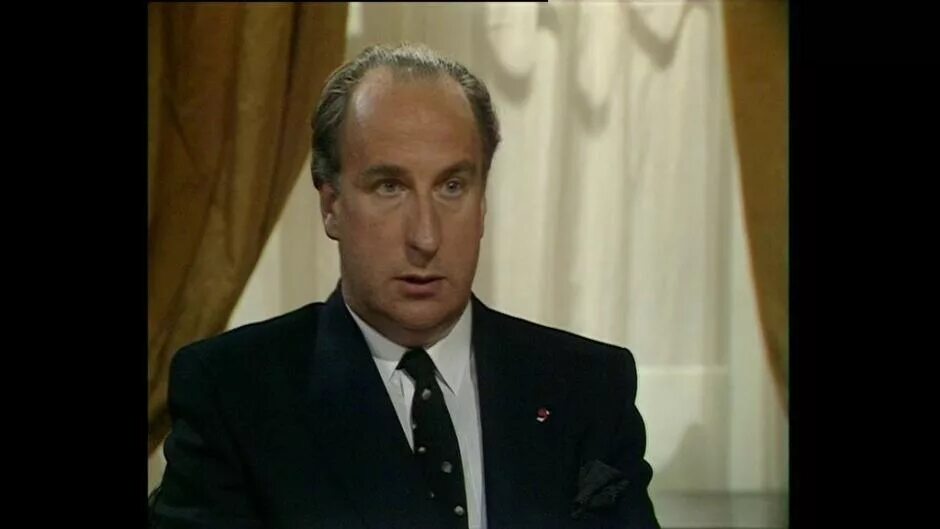 Сталинские высотки мид. Тайны миде. Да господин премьер-министр смотреть онлайн на русском. Дипломат фильм. Сталинские двери.