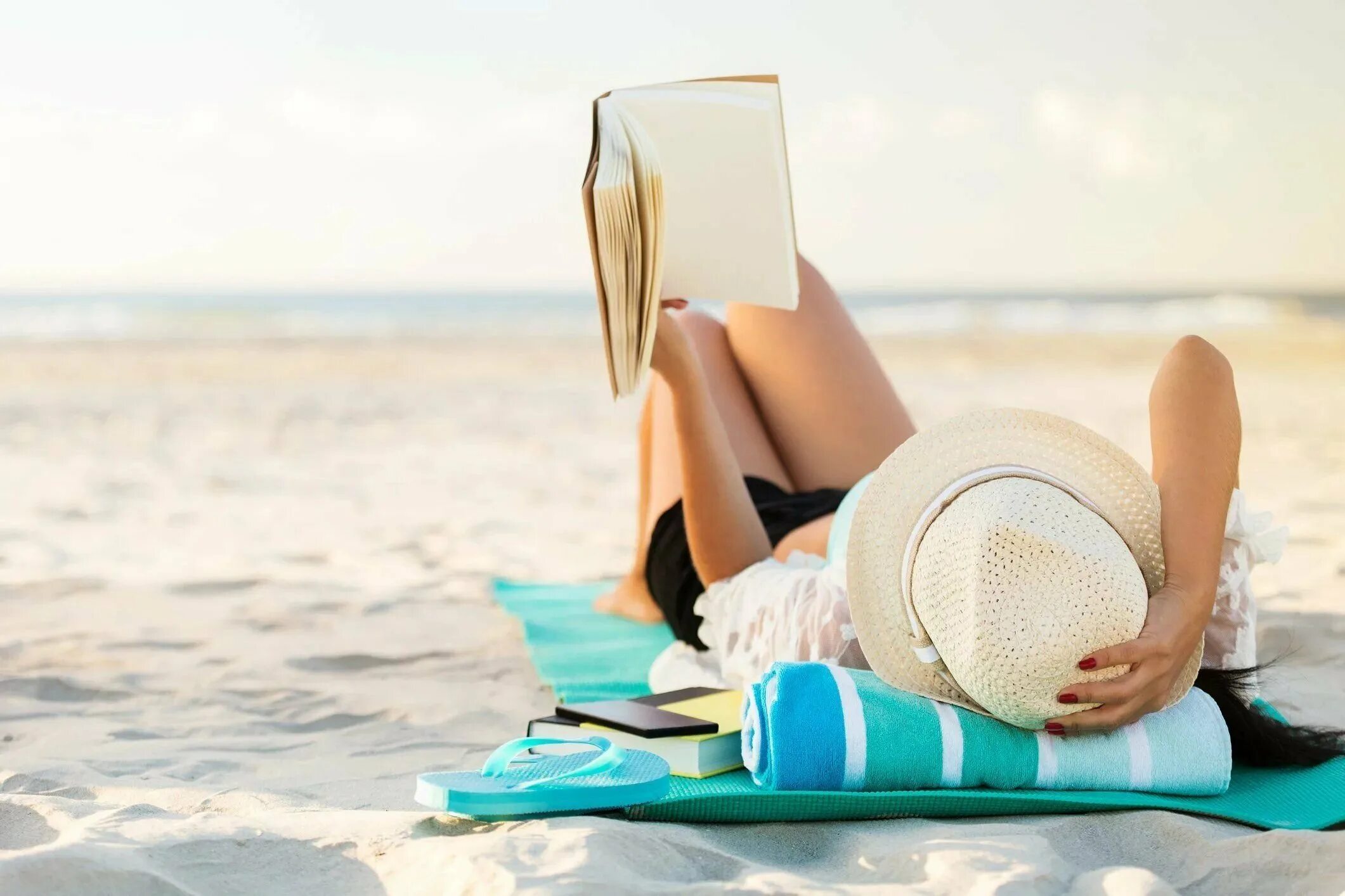 Девушка отдыхает. Девушка на пляже на лежаке. Отпуск у моря. Девушка с книгой на море.