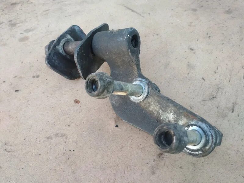 Кронштейн подушки двигателя 1118 правый автоваз. 2110-1001281 (задн. Кронштейн передней подушки двигателя mitsubishi lancer 9. Кронштейн опоры двигателя mitsubishi lancer 9. Кронштейн задней подушки.