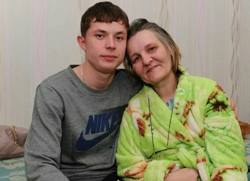 Русский парень и его мама. Фотосессия со взрослым сыном. Фотосессия мама и взрослый сын. Счастливые влюбленные. Фотосессия со взрослым сыном.
