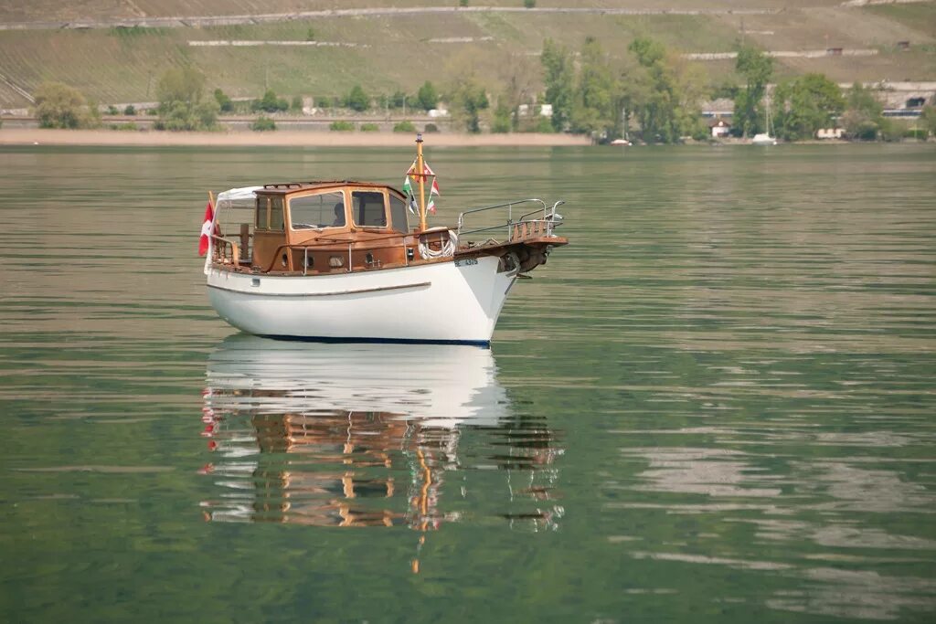 Моторный баркас. Баркас лодка. Шторм рыбацкий баркас. Баркас на воде. Морской рыболовецкий баркас.