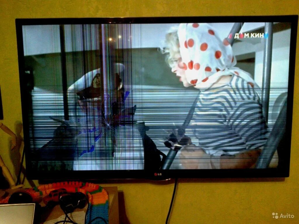 Разбил экран телевизора что делать. Разбил экран телевизора что делать. Разбил экран телевизора что делать. Ребенок разбил телевизор. Разбитая матрица сбоку телевизор.