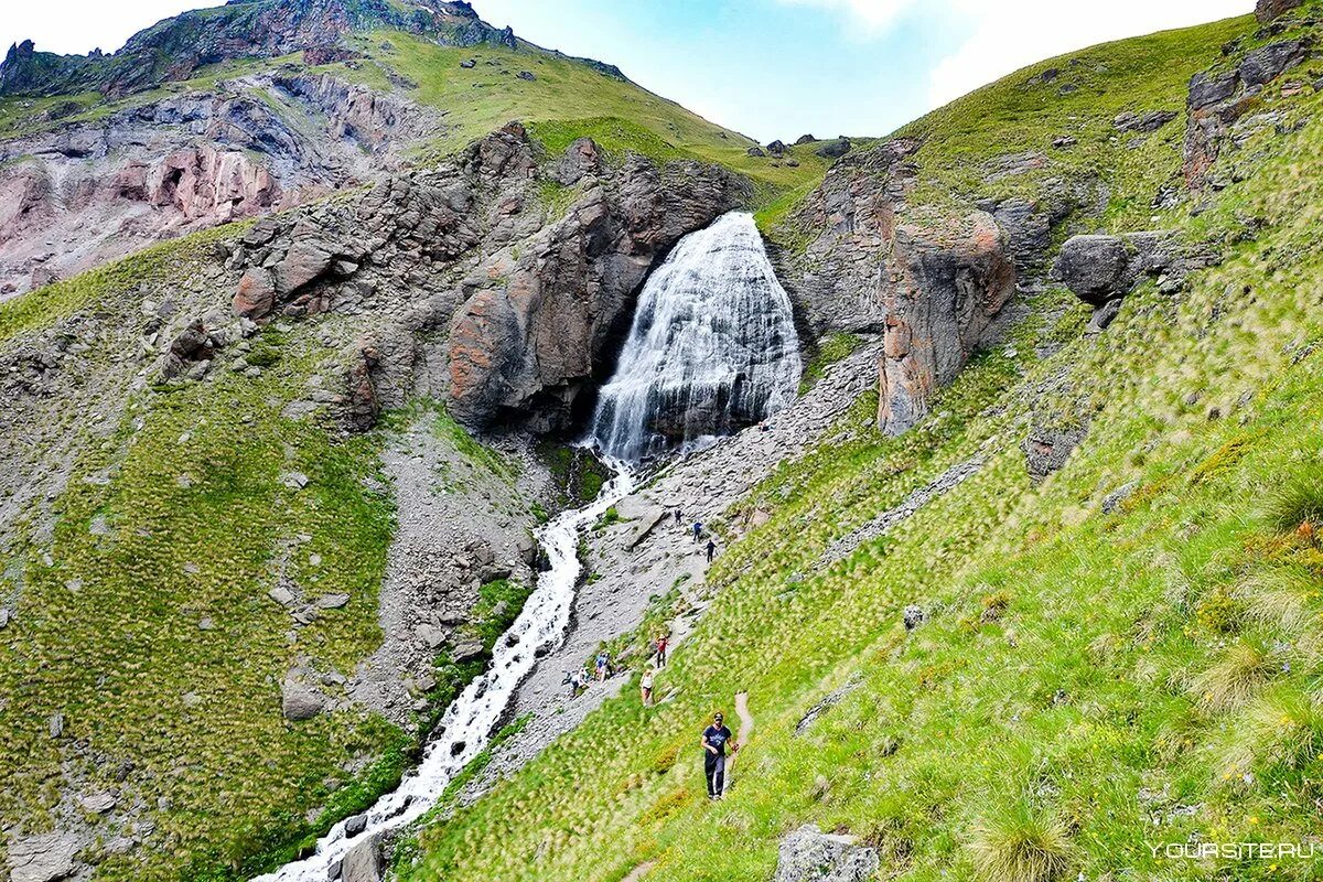 Водопад девичьи косы терскол. Водопад султан джилы су. Приэльбрусье девичьи косы. Девичьи косы водопад приэльбрусье. Водопад девичьи косы терскол.