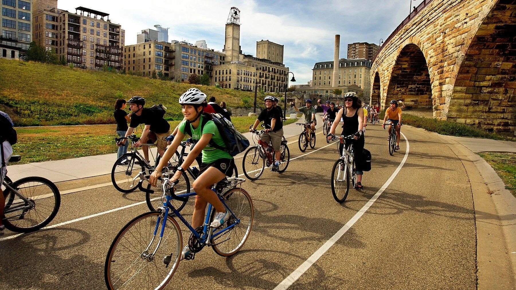 Take a bike ride. Велосипедист в городе. Велосипед в городе. Прогулка на велосипеде в городе. Городской велосипедист.