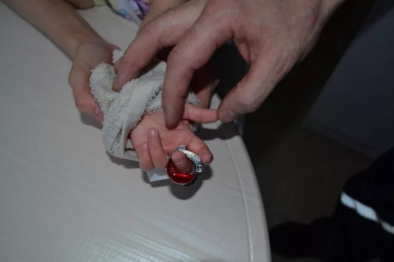 Игрушка которая откусила ребёнку пальцы. Жующая кукла. Игрушка которая откусила ребёнку пальцы. Игрушка откусила ребенку палец фламинго. Крокодил кусается игрушка.