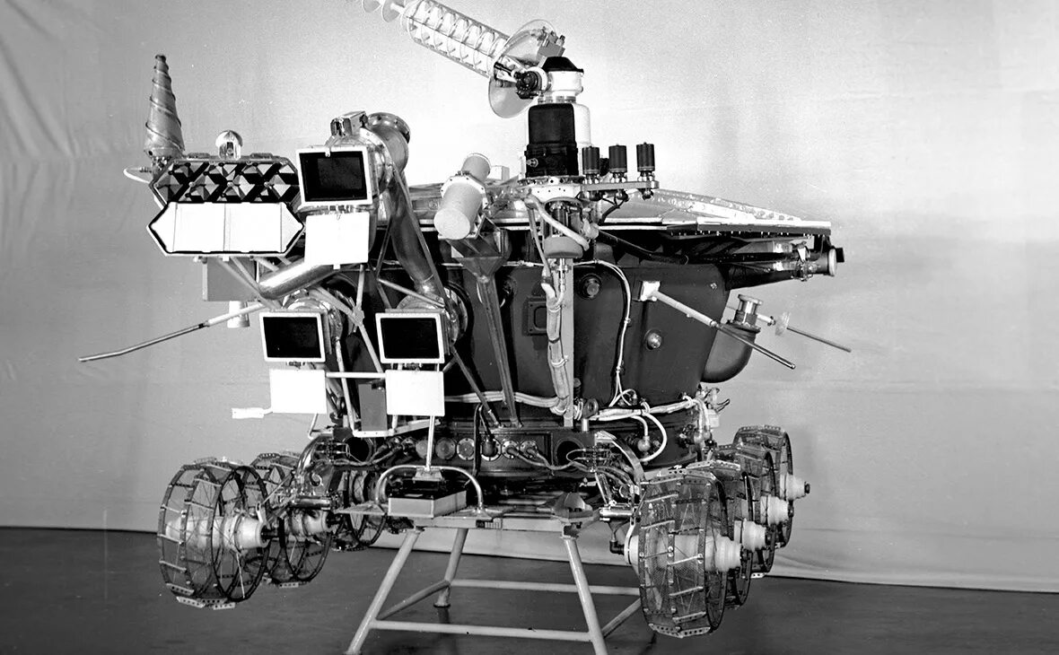 Самоходный аппарат совершивший путешествие по луне. Луноход 2. Луноход-2 1973. Первый Планетоход «Луноход-1». Луноход 2 СССР.