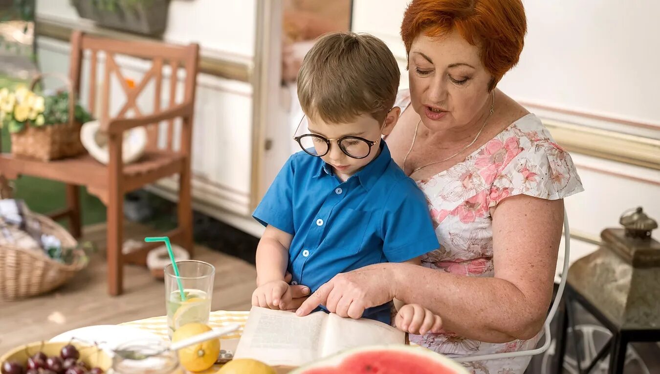 Свекровь и внук. Злая свекровь. Бабушка ругает внучку. Свекровь невестка и ребенок. Свекровь и внук.