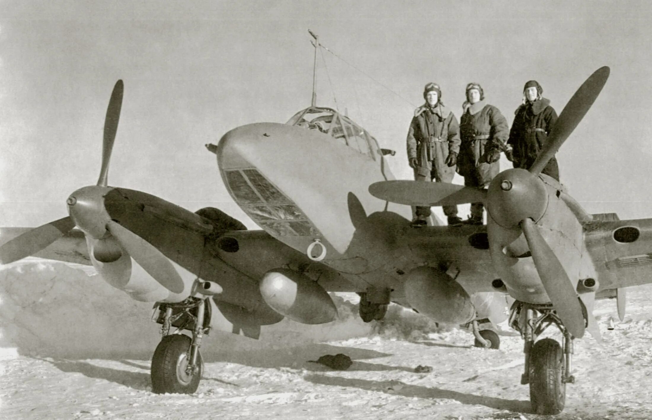 Самолёт Петлякова пе-2. Пикирующий бомбардировщик пе-2. Пикирующий бомбардировщик в. м. Петлякова пе-2. Советский бомбардировщик Петляков пе-2.