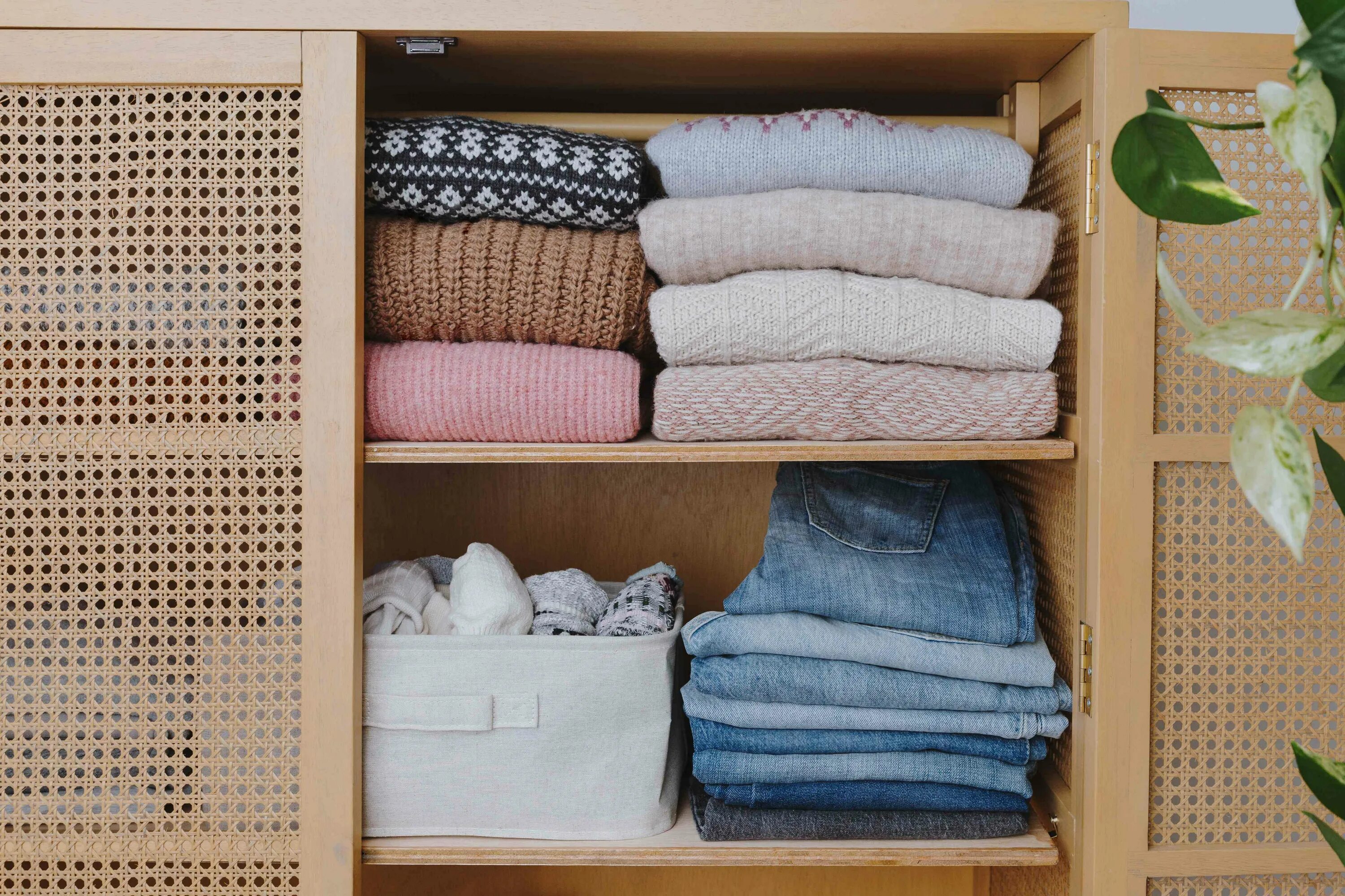 Хранение вещей которые уже надевал. Одежда на полках в шкафу свитера. Что положить в шкаф для приятного запаха. Как можно хранить вещи которые уже одевали.