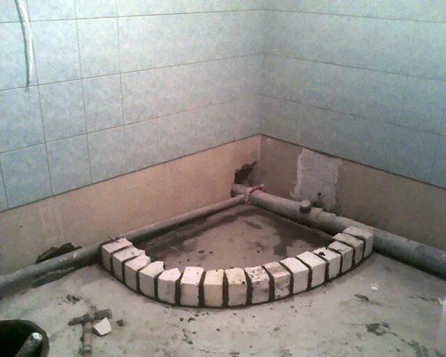 Как сделать поддон для кирпича. Душевой поддон монтаж на кирпичах. душевой поддон из кирпича. поддон из кирпича для душевой кабины. полукруглый поддон для душа из кирпича.