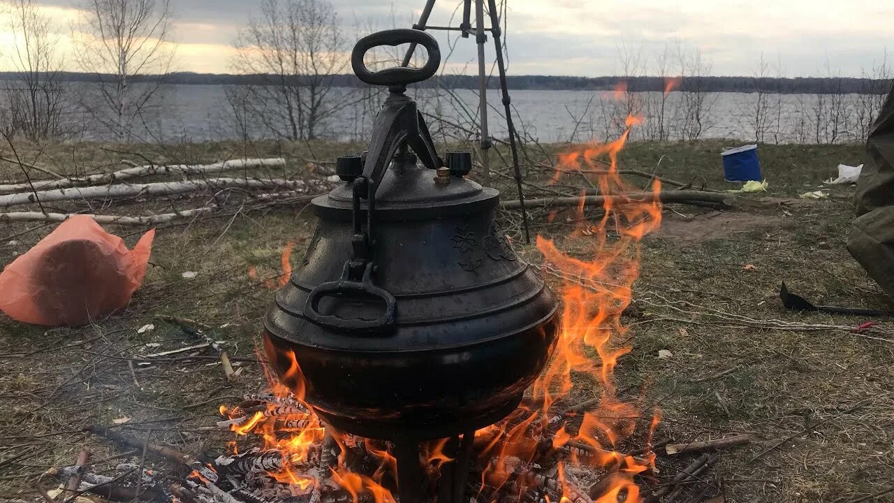 Ножки в афганском казане. Готовка в афганском казане на костре. Афганистанский казан на костре. Афганский казан на костре. Печь для афганского казана.