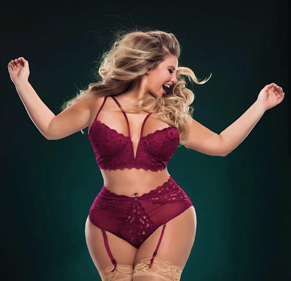 Karol tatiana танцовщица. Эшли алексис в красном белье. Танец пышных девушек. Татьяна карол танцовщица. Сайз плюс в бразилии.
