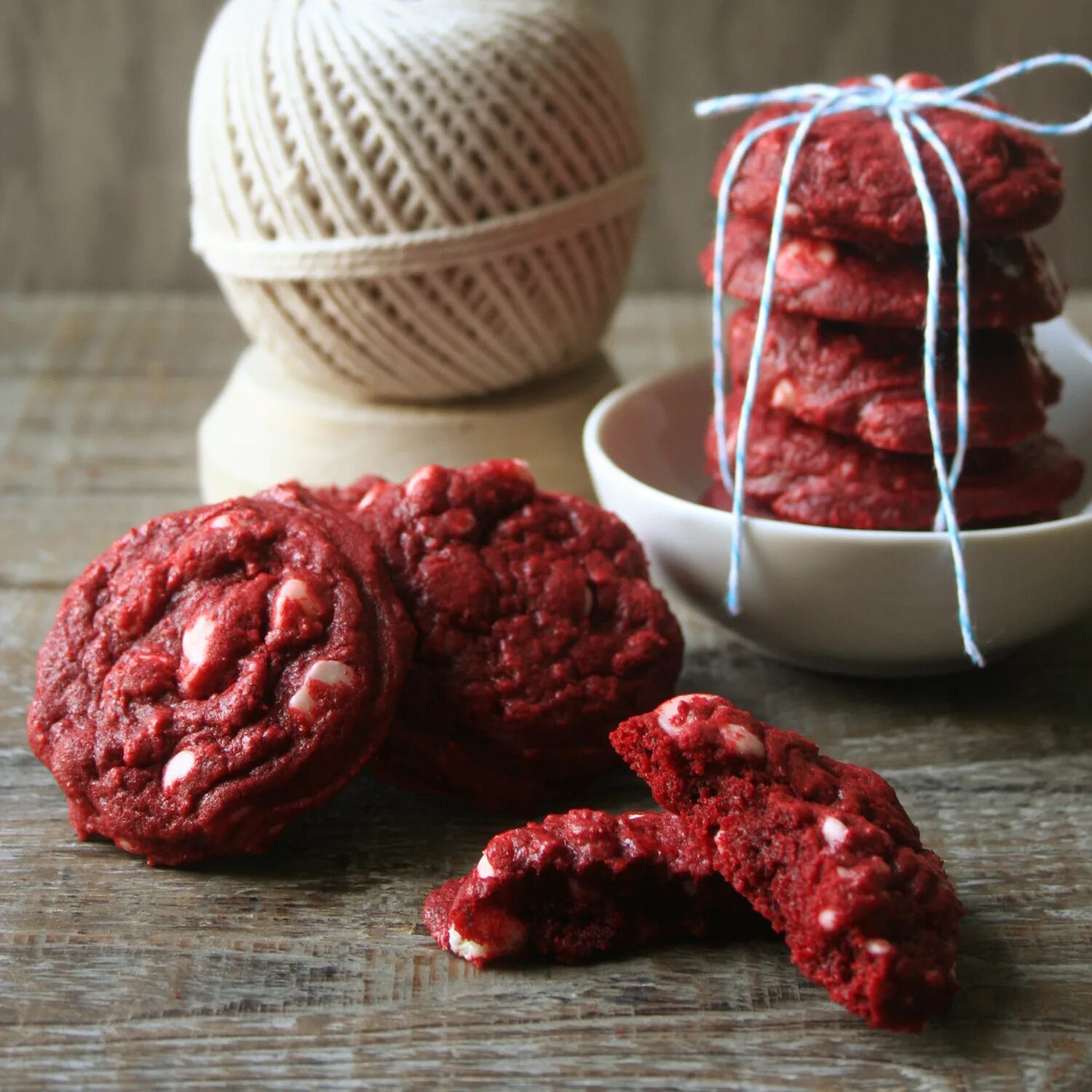 Red cookies. Red Velvet cookies. Печенье Red Velvet. Печенье красный бархат с трещинками. Красный бархат печенье с трещинами.