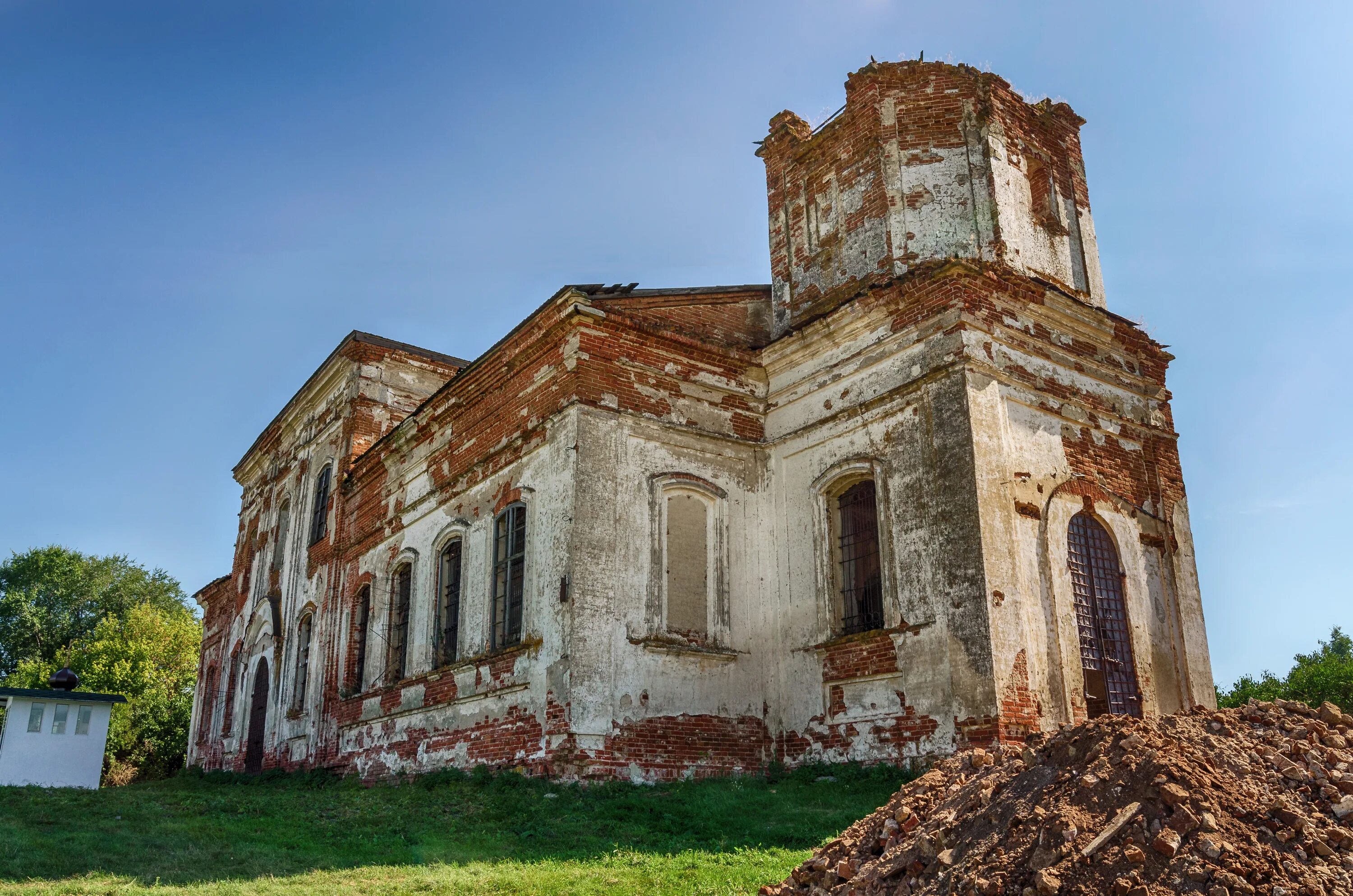 Село лох Саратов храм Архангела Михаила. Храм Архангела Михаила лох Саратовская область. Церковь Михаила Архангела в Саратовской области. Храм Архангела Михаила село лох. Владение в селе