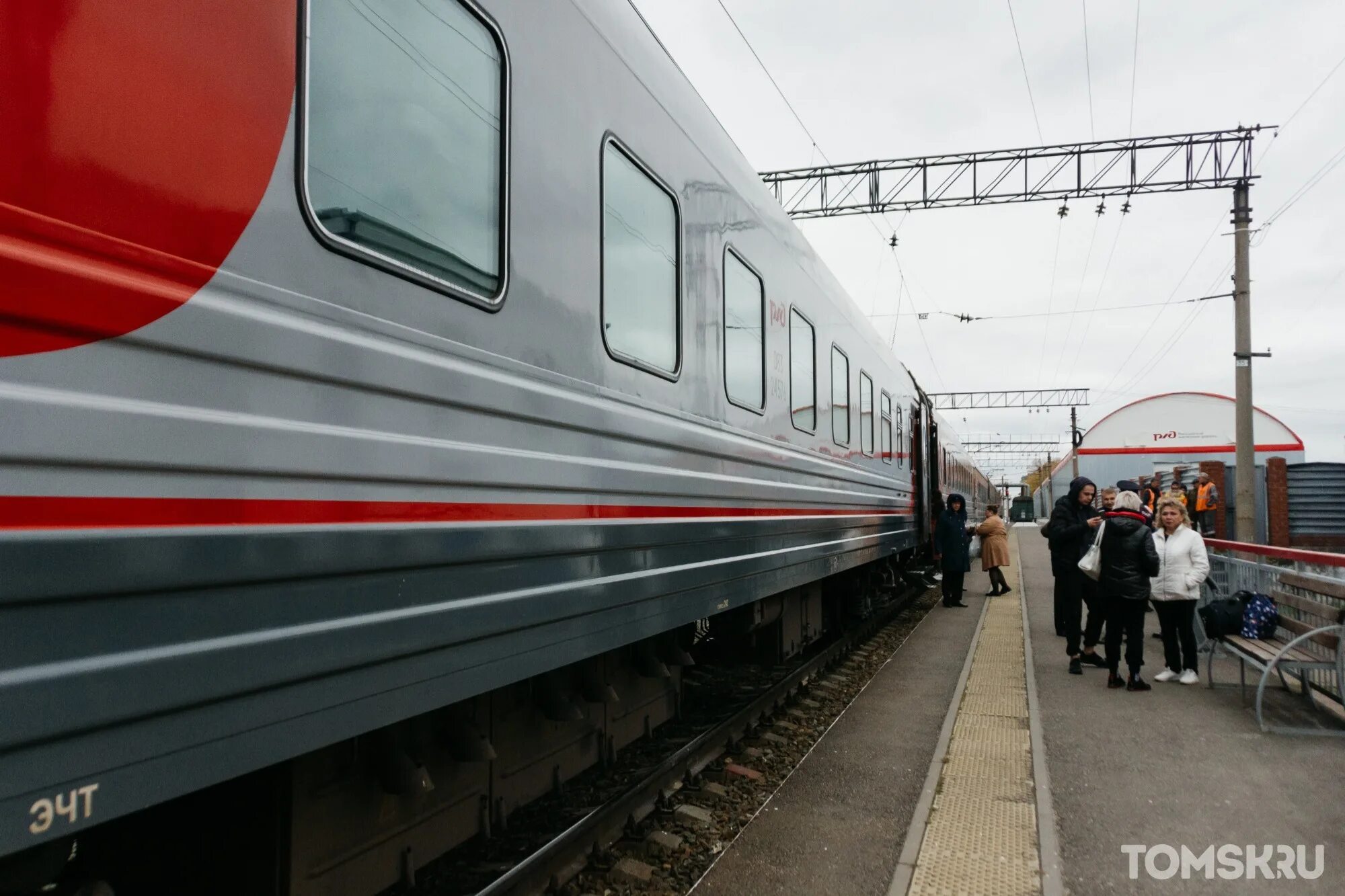 Движение поезда томск. Пассажирский поезд. Скорый поезд. Пригородный поезд. Поезд Томск.